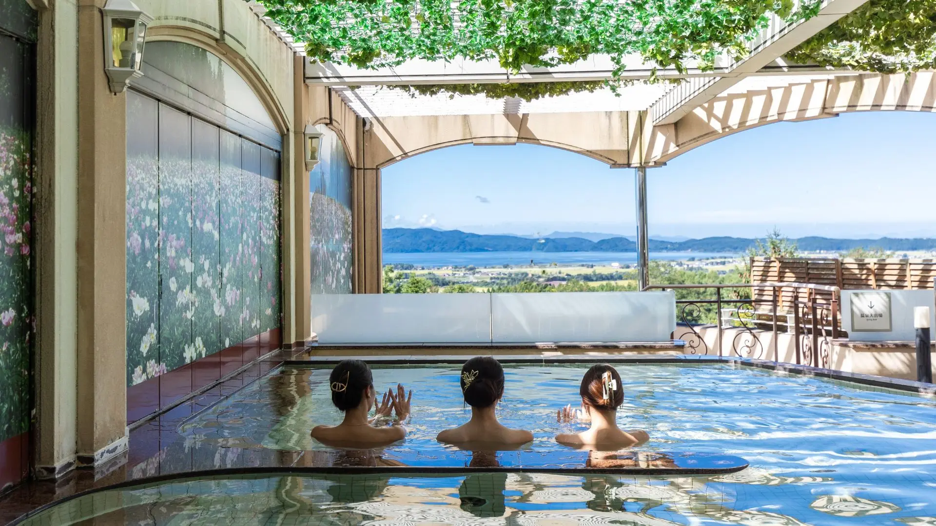 露天風呂から猪苗代湖を望む